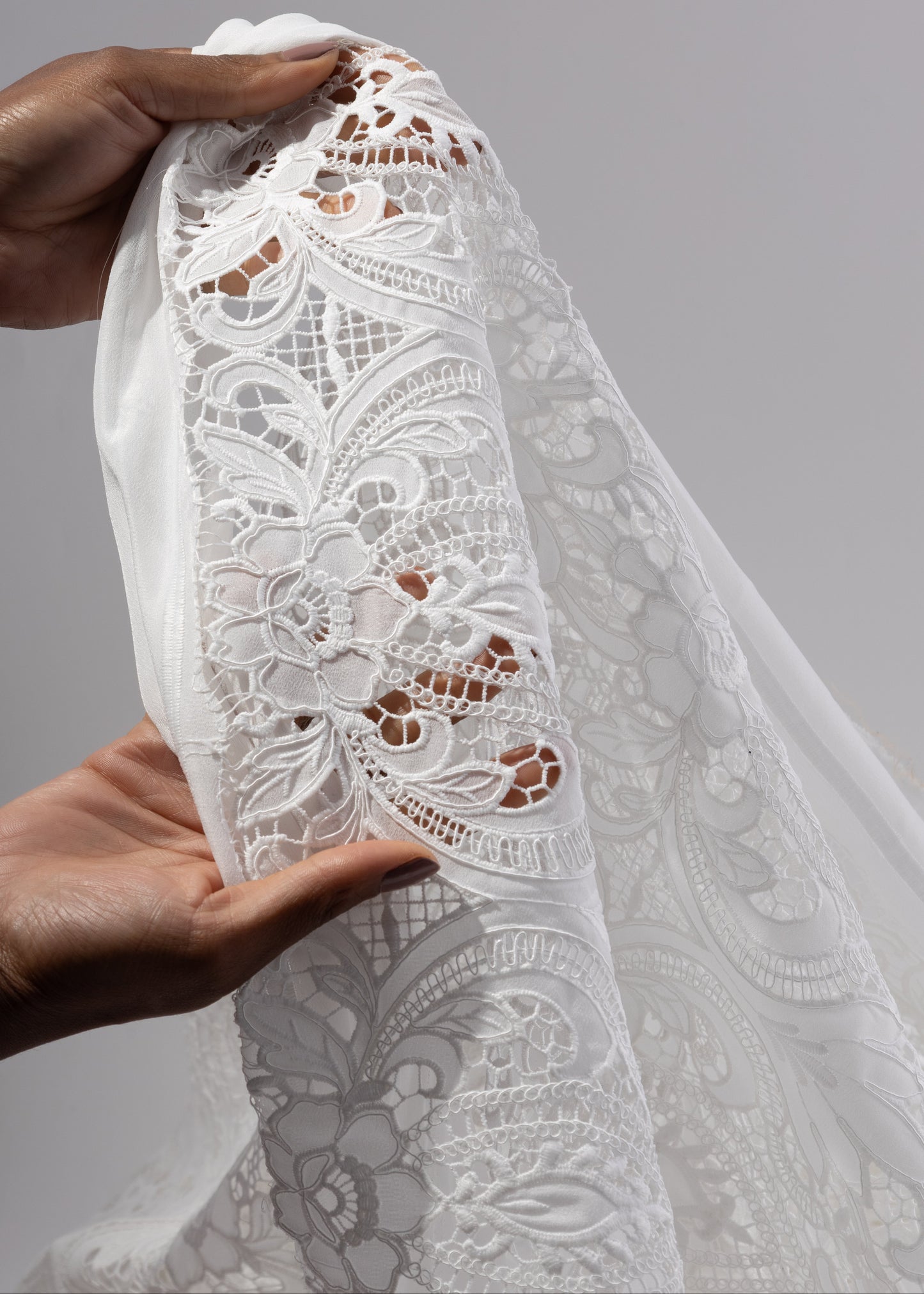 Tela georgette bordada sostenida mostrando textura y transparencia