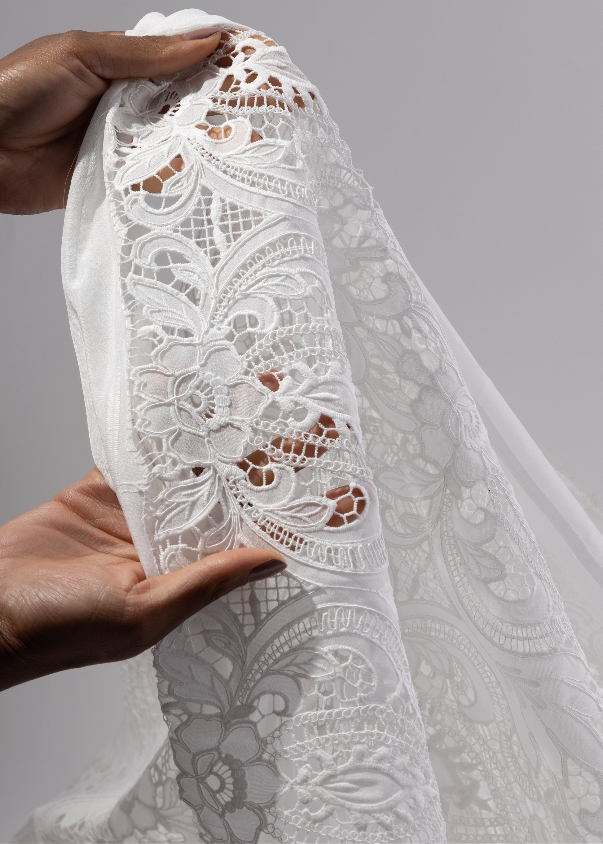 Tela georgette bordada sostenida mostrando textura y transparencia