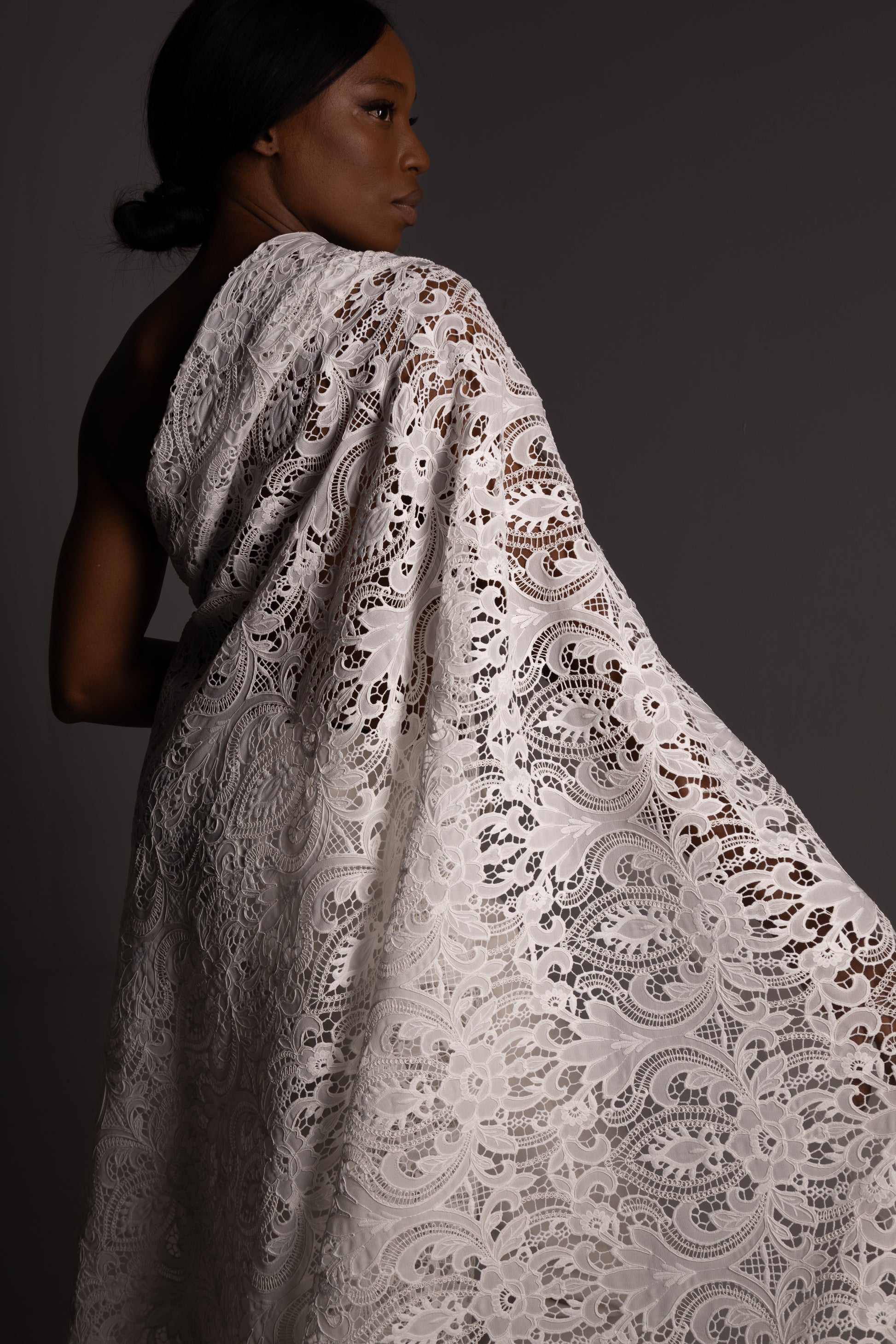 Modelo con tela georgette bordado rebrodé en diseño de alta costura