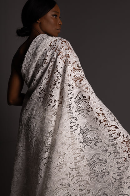 Modelo con tela georgette bordado rebrodé en diseño de alta costura