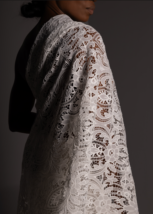 Georgette bordado con rebrodé en relieve con diseño ornamental elegante