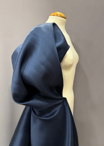 tela con cuerpo azul marino elegante mikado liso
