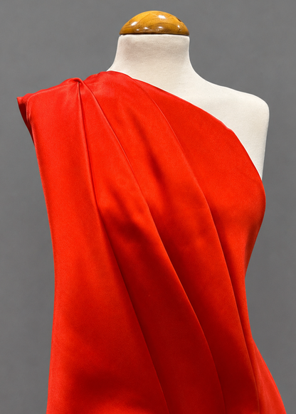color ROJO VALENTINO en un maniquí con tejido mikado liso 