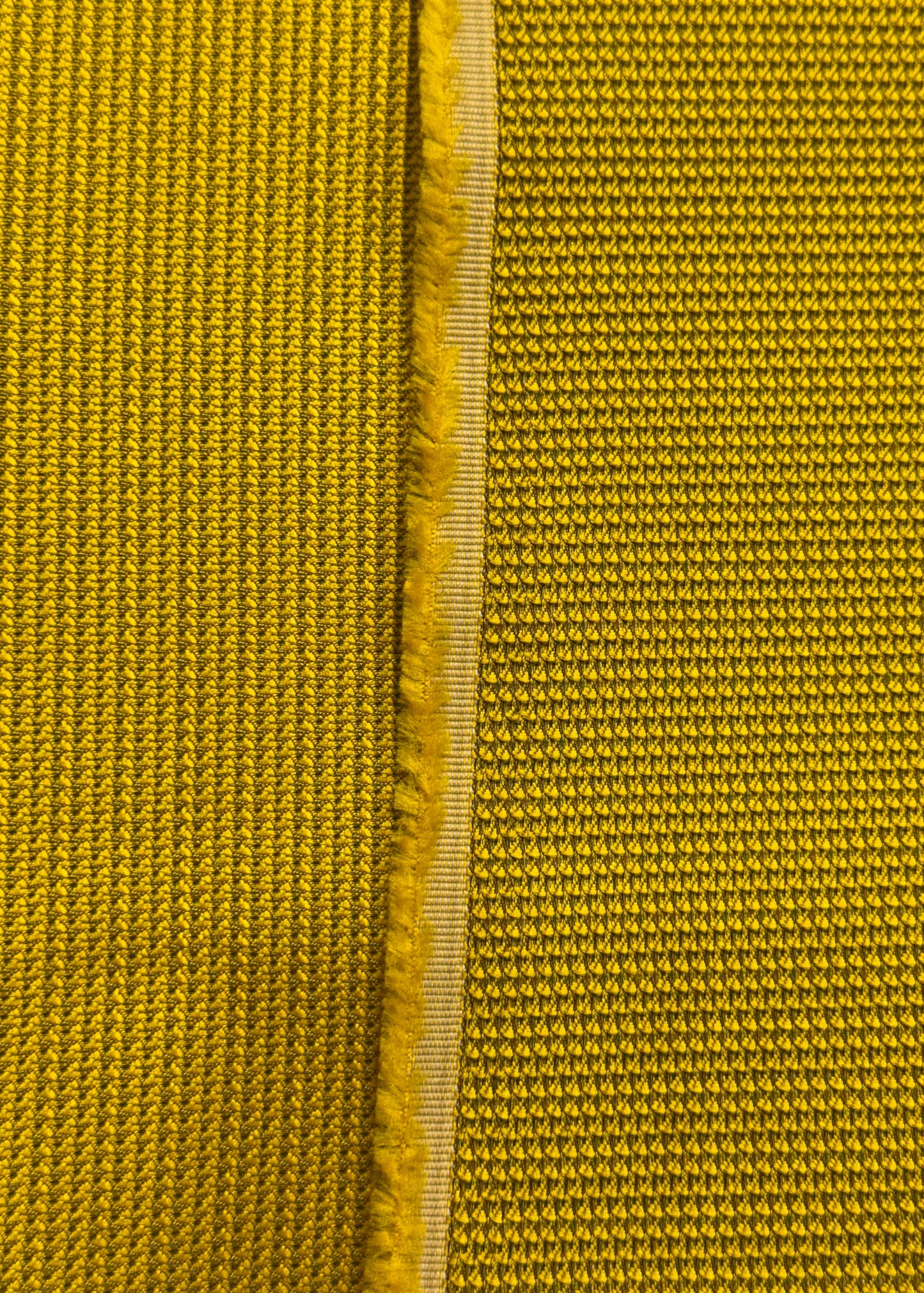 como termina en los laterales el tejido mikado con textura color mostaza