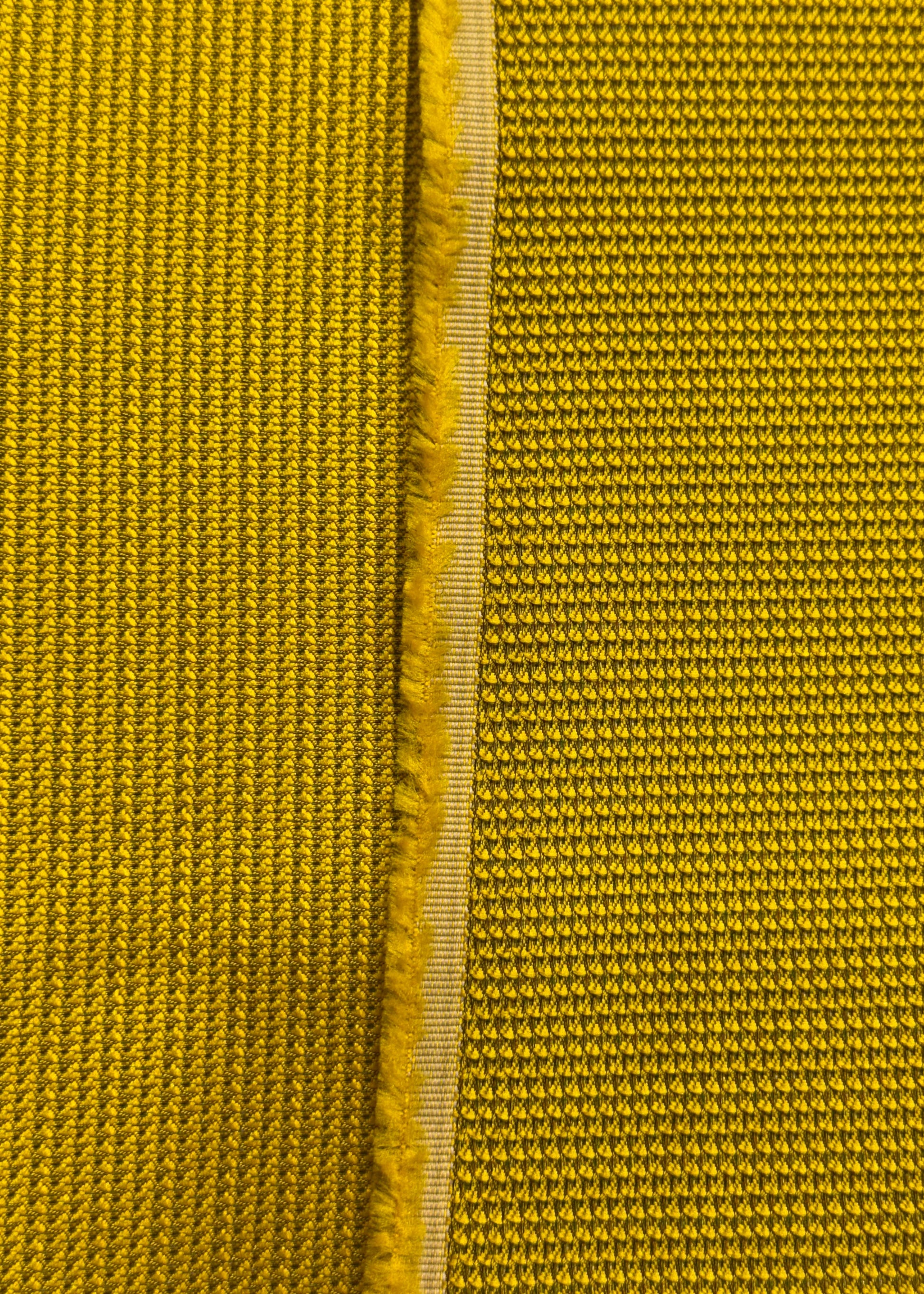 como termina en los laterales el tejido mikado con textura color mostaza