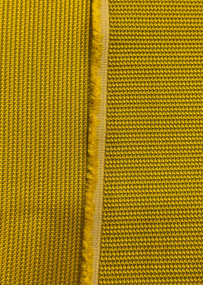 como termina en los laterales el tejido mikado con textura color mostaza