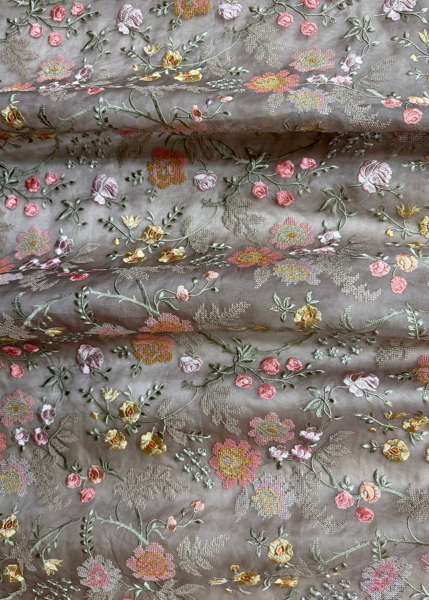 Caída de organza bordada con diseño floral elegante