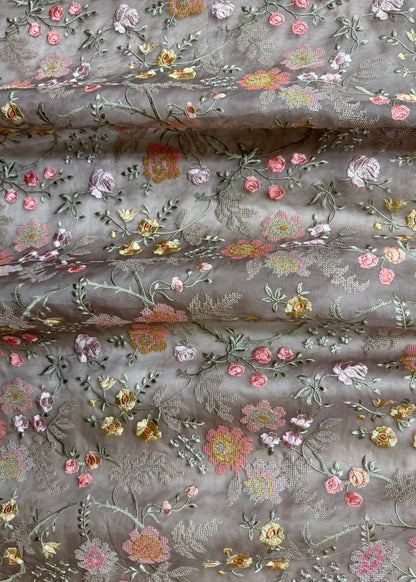 Caída de organza bordada con diseño floral elegante