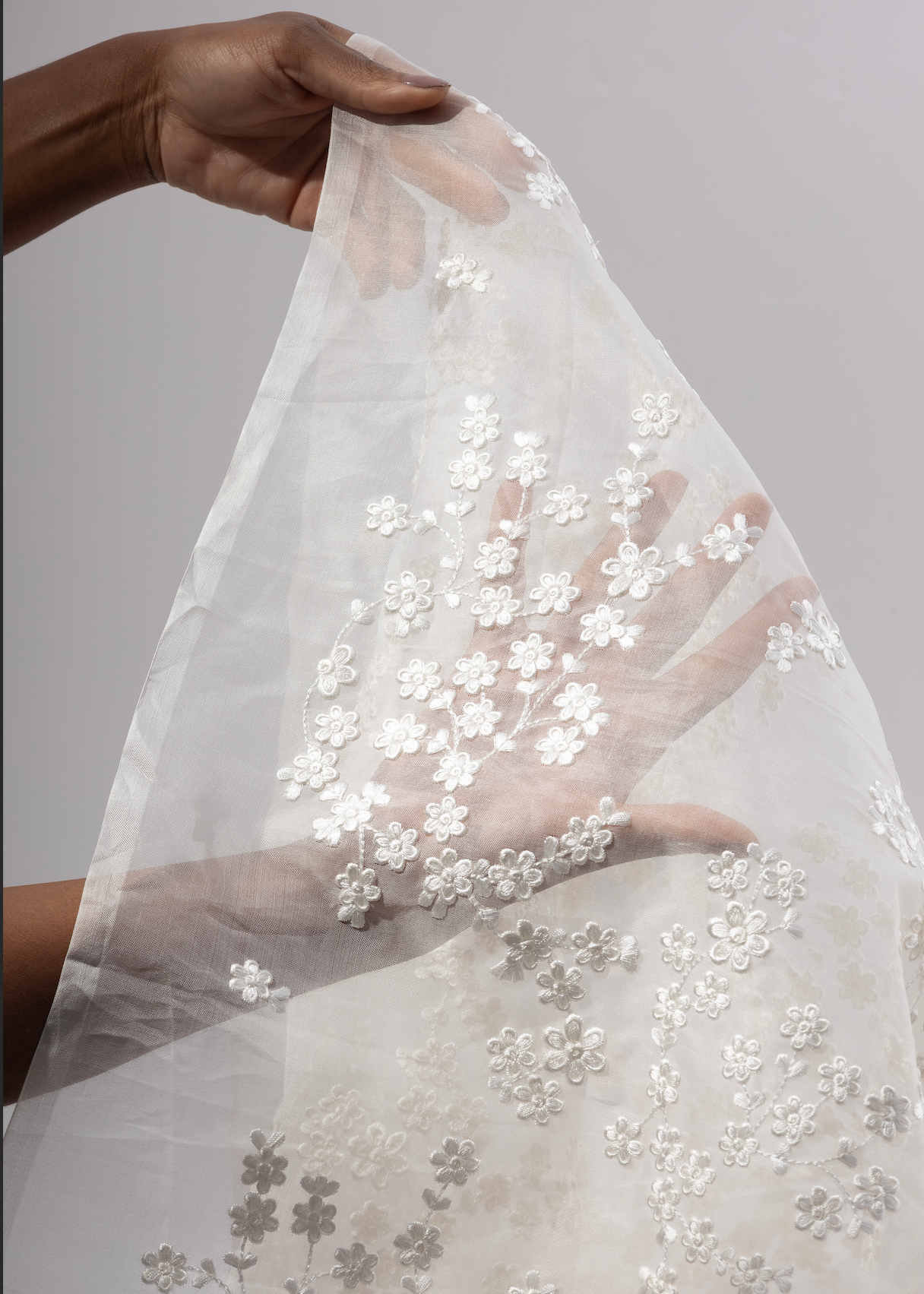 Organza de seda bordada con flores sobre base transparente con acabado elegante