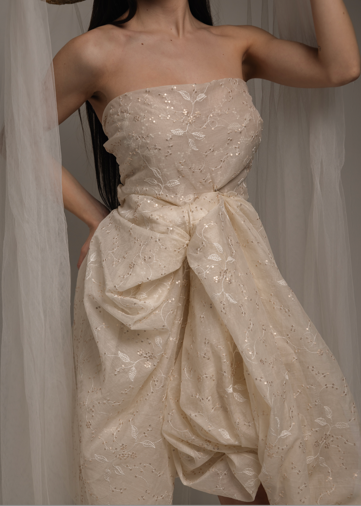 Detalle de organza de seda con bordado floral y lentejuelas doradas