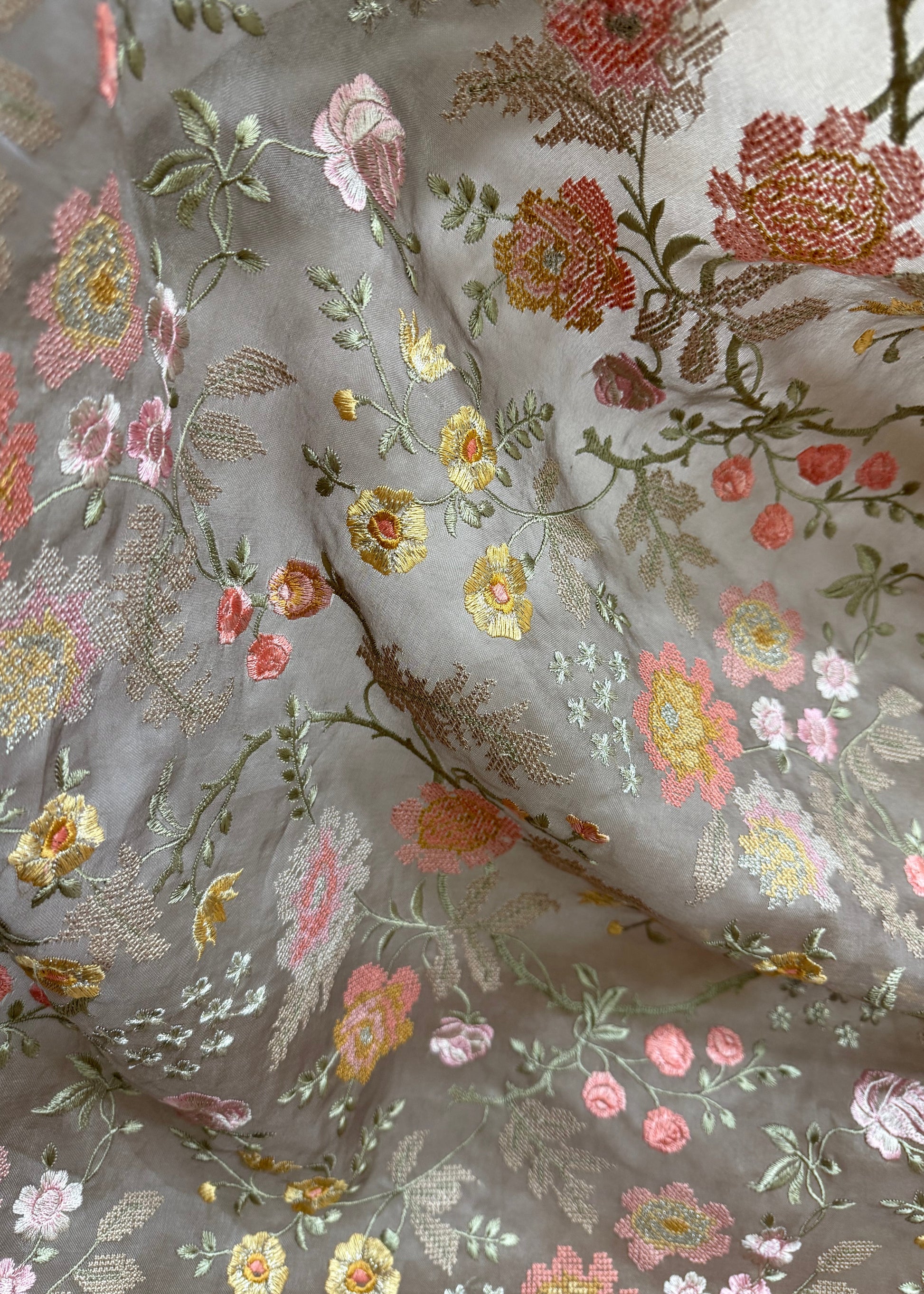 Textura de organza con bordado de flores en tonos pastel