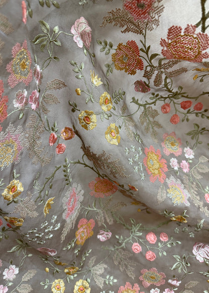 Textura de organza con bordado de flores en tonos pastel