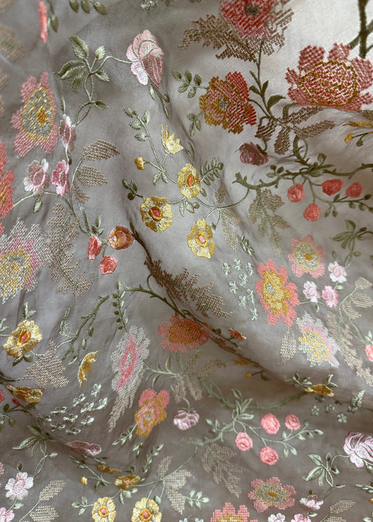 Textura de organza con bordado de flores en tonos pastel