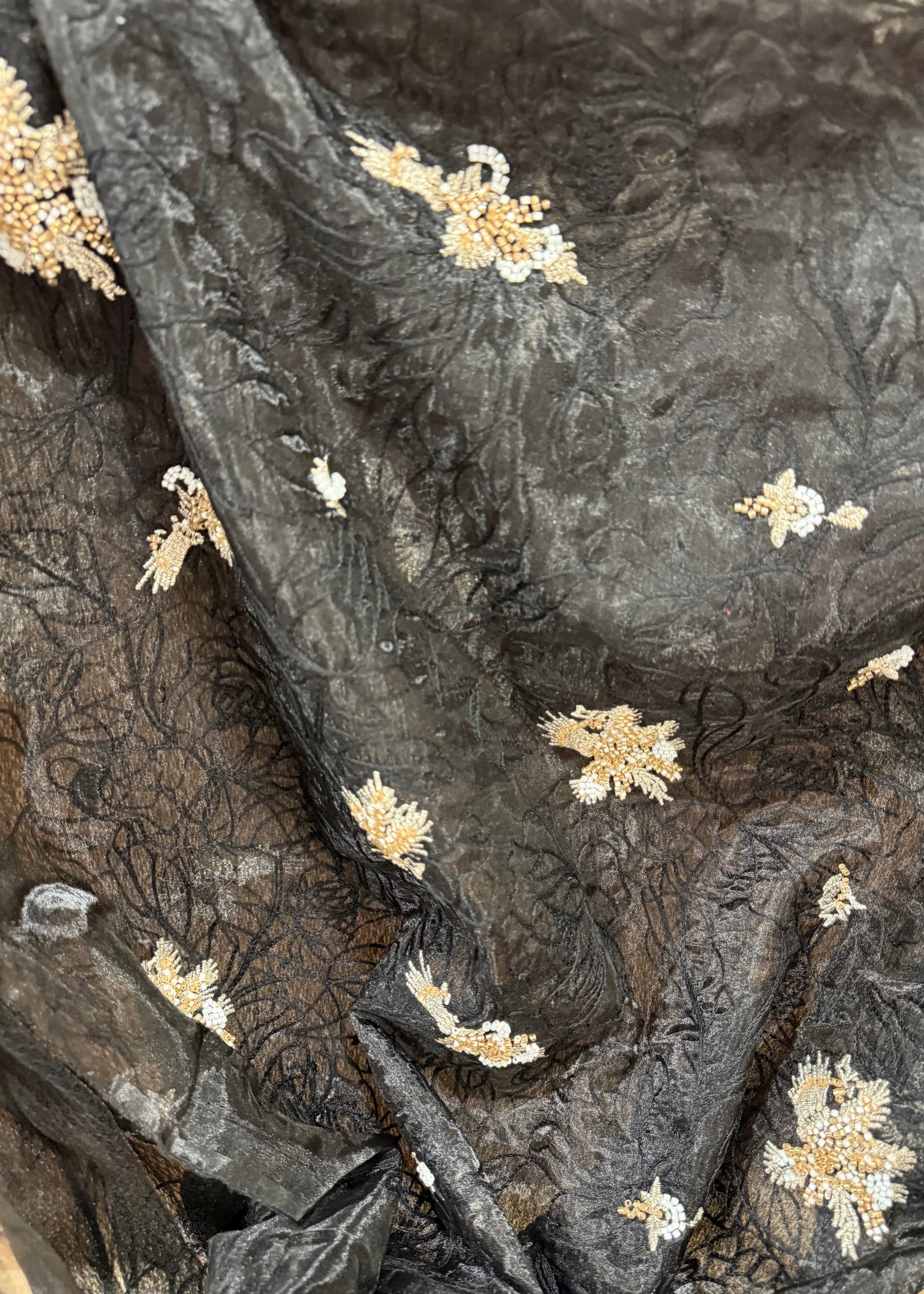 Vista del tejido con caída natural resaltando la ligereza y el volumen suave de la organza