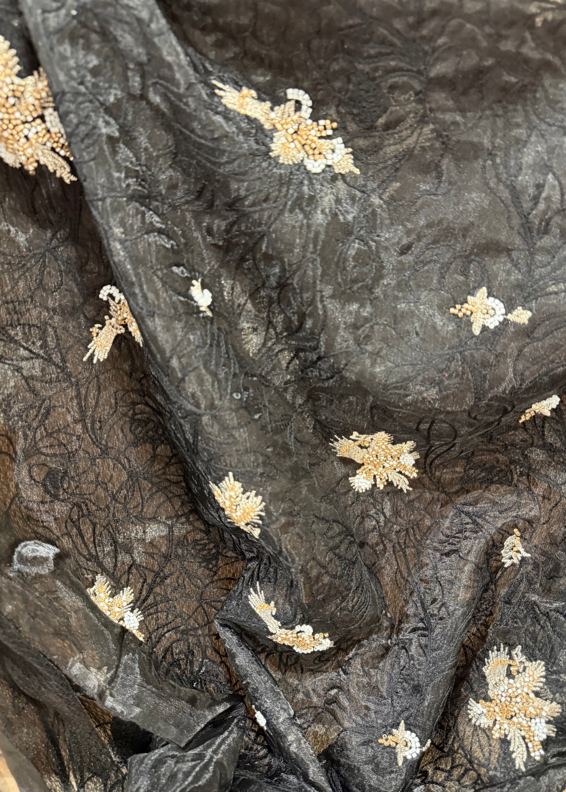 Vista del tejido con caída natural resaltando la ligereza y el volumen suave de la organza