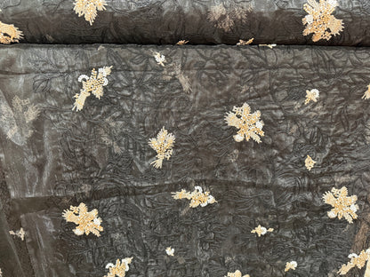textura de organza bordada sobre tul negro con detalles de pedrería dorada
