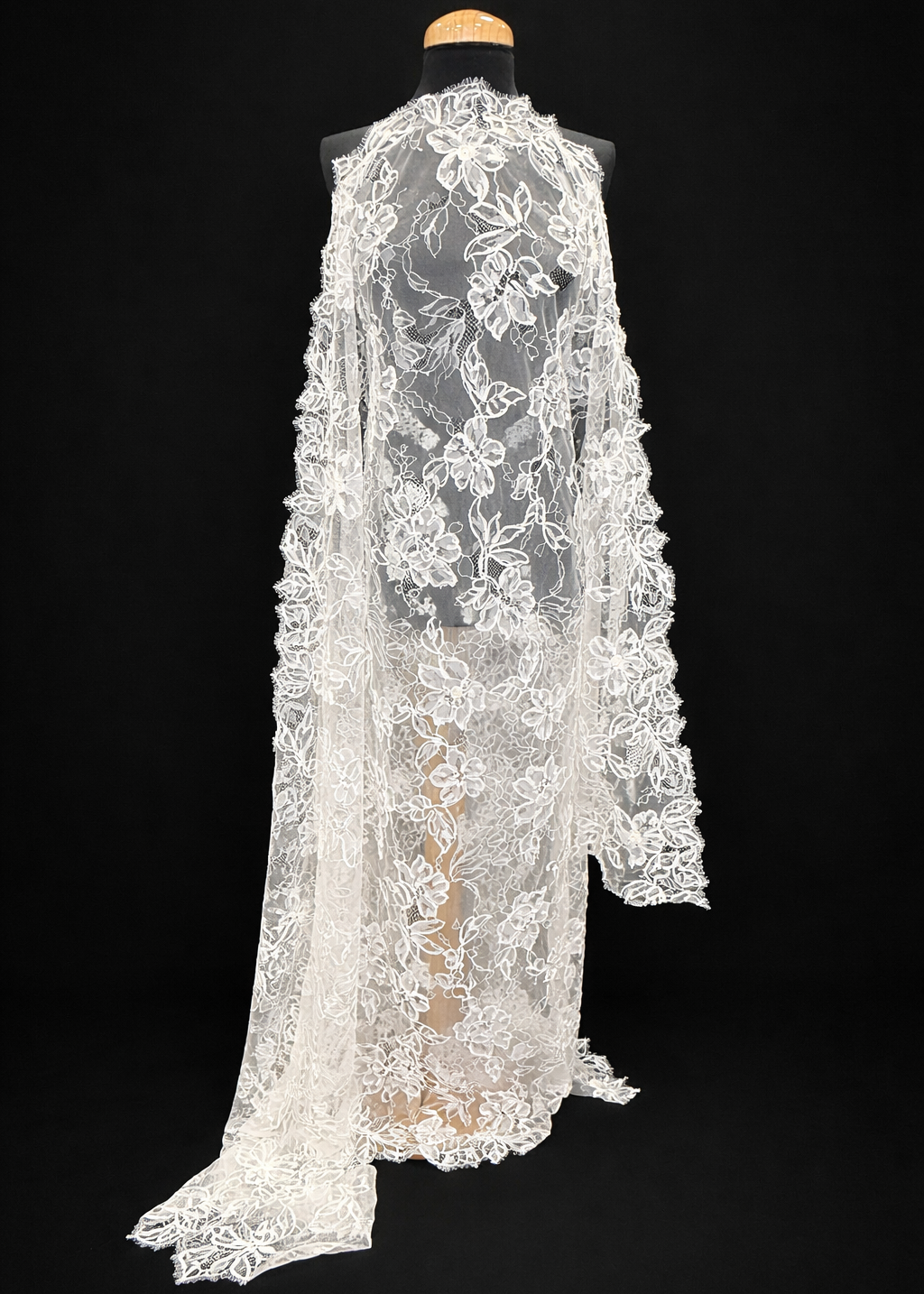 tela rebrode blanco con flores grandes bordadas