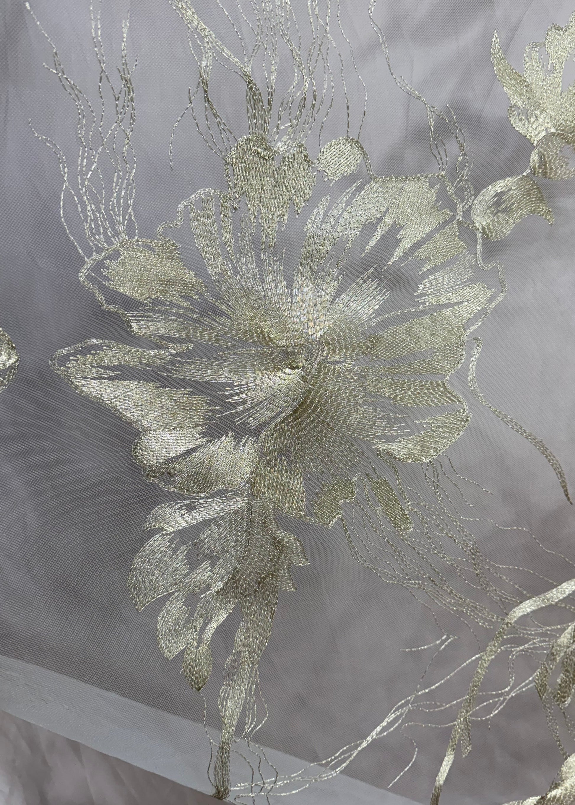Tela organza bordada floral dorada elegante