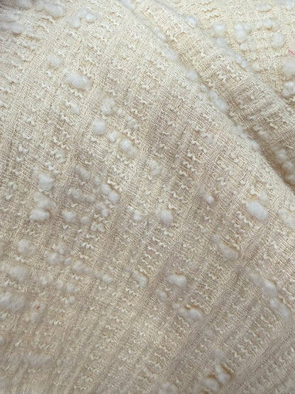 Detalle de la caída de la tela de bouclé beig - Arte con Telas