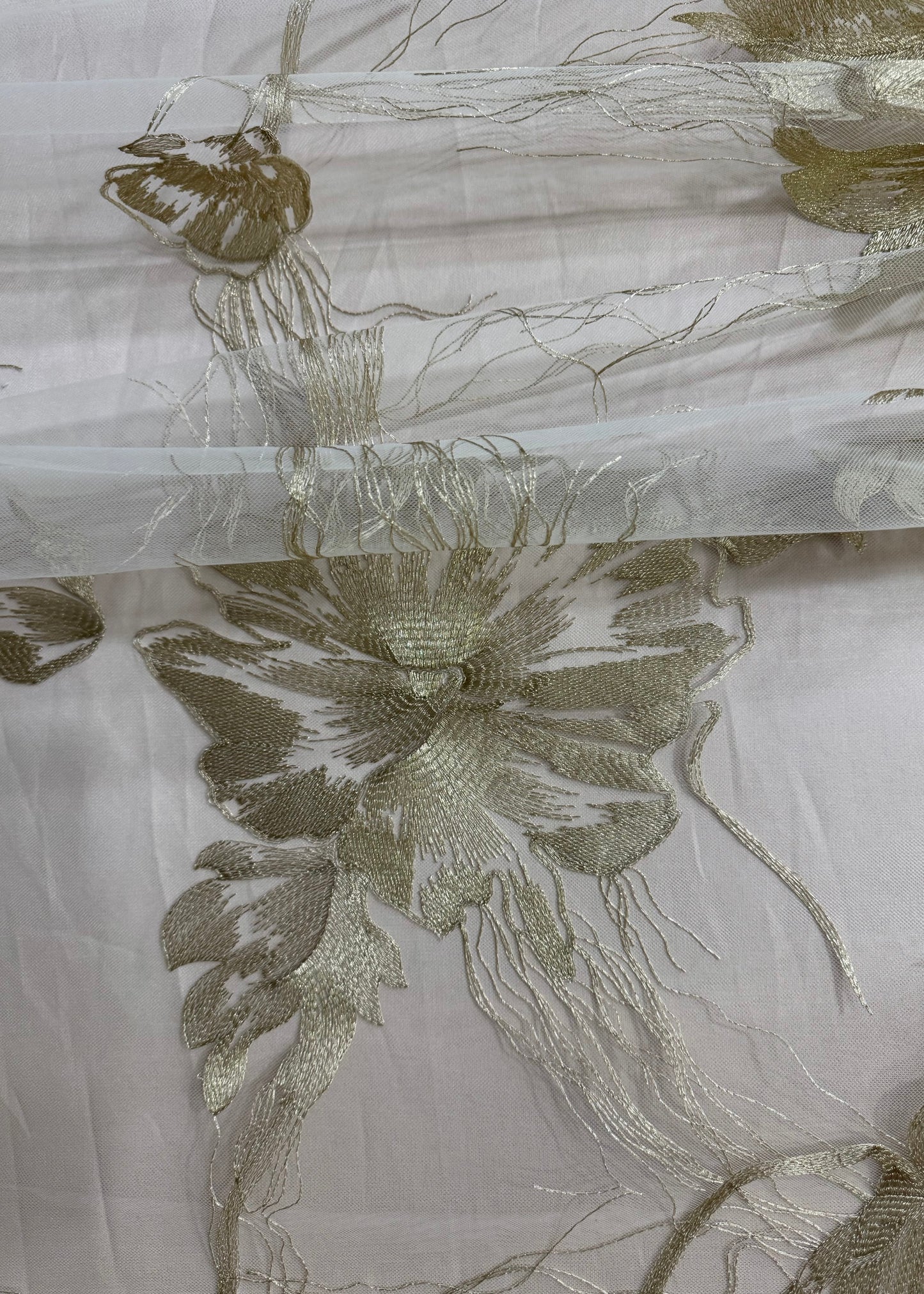 Tela de alta costura con bordado floral dorado