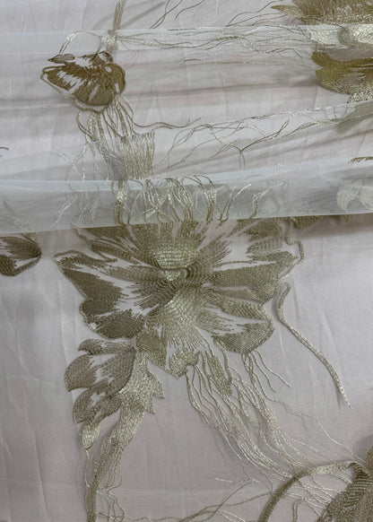 Tela de alta costura con bordado floral dorado