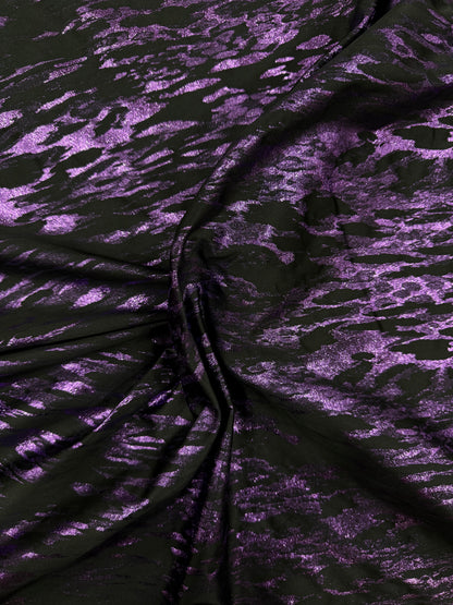 Primer plano del brillo violeta del brocado italiano Night - Arte con Telas