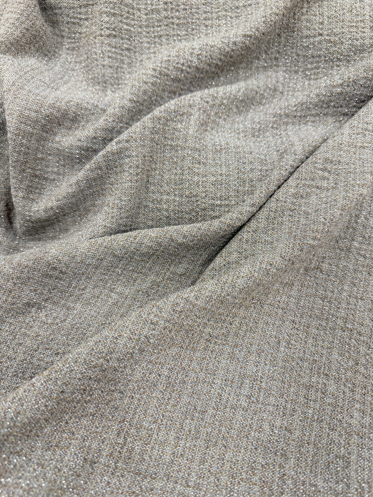 Tela de punto lurex plata - vista del brillo del lurex sobre el gris