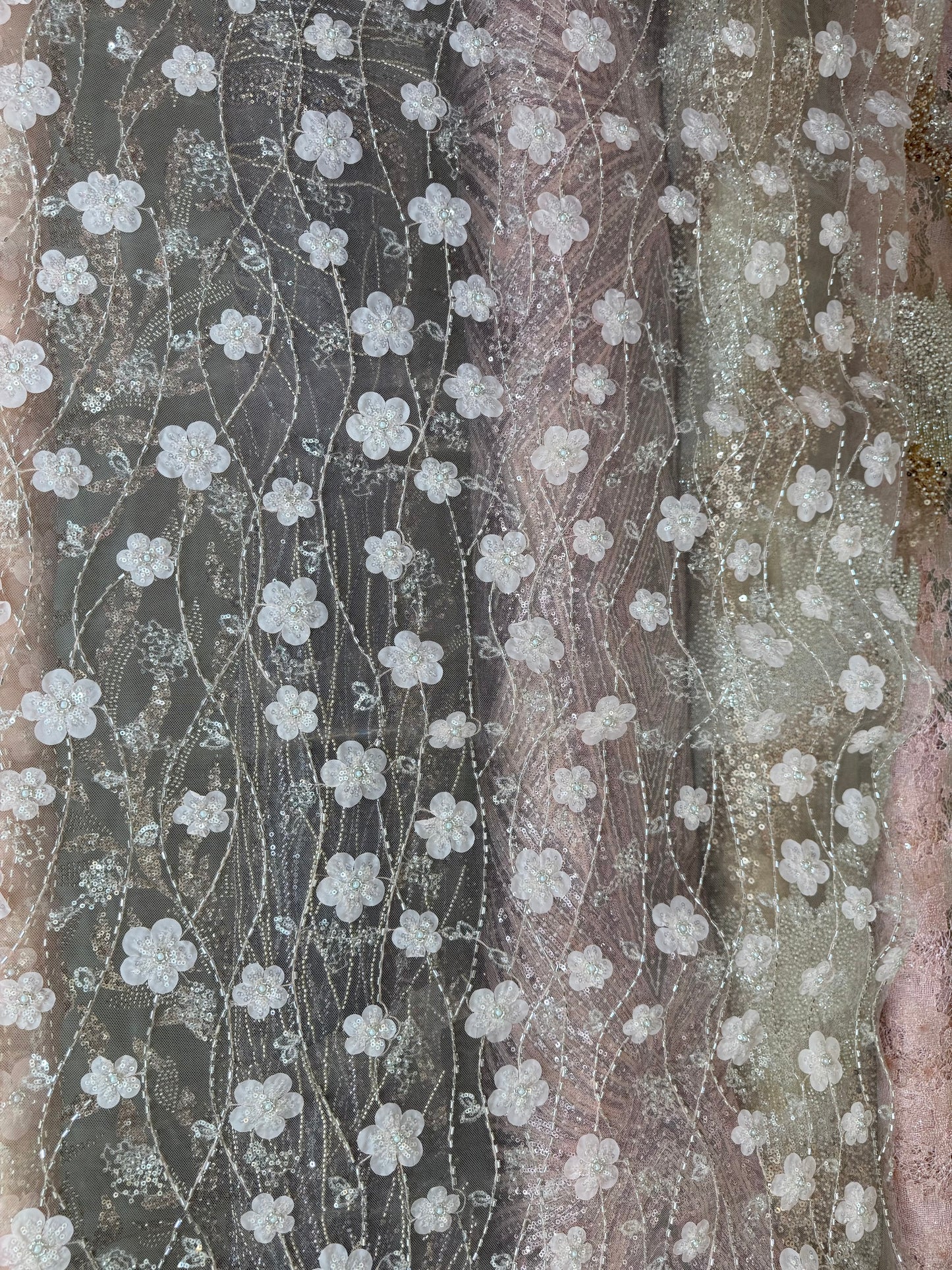 Tela transparente rosa con aplicaciones florales