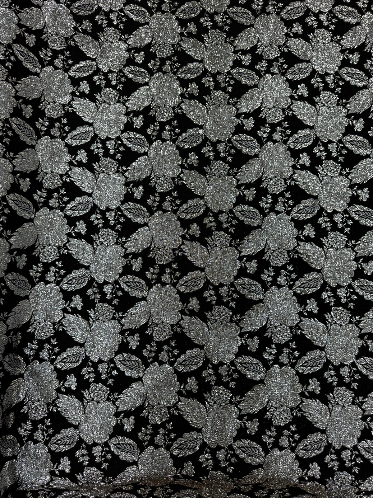 Primer plano de la textura del brocado Rosas Moonlight - Arte con Telas