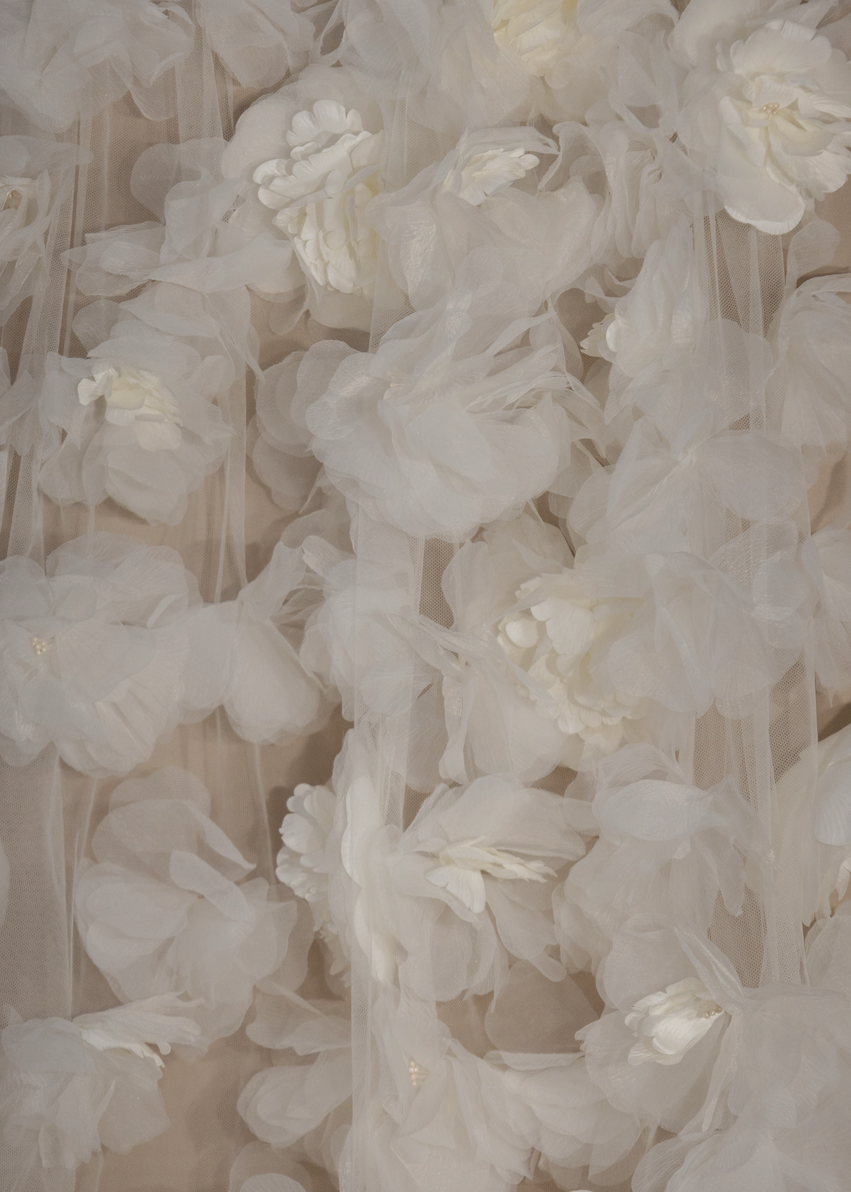 Tela tul con flores 3D bordadas en diseño de alta costura, vestido voluminoso floral para novia o gala.