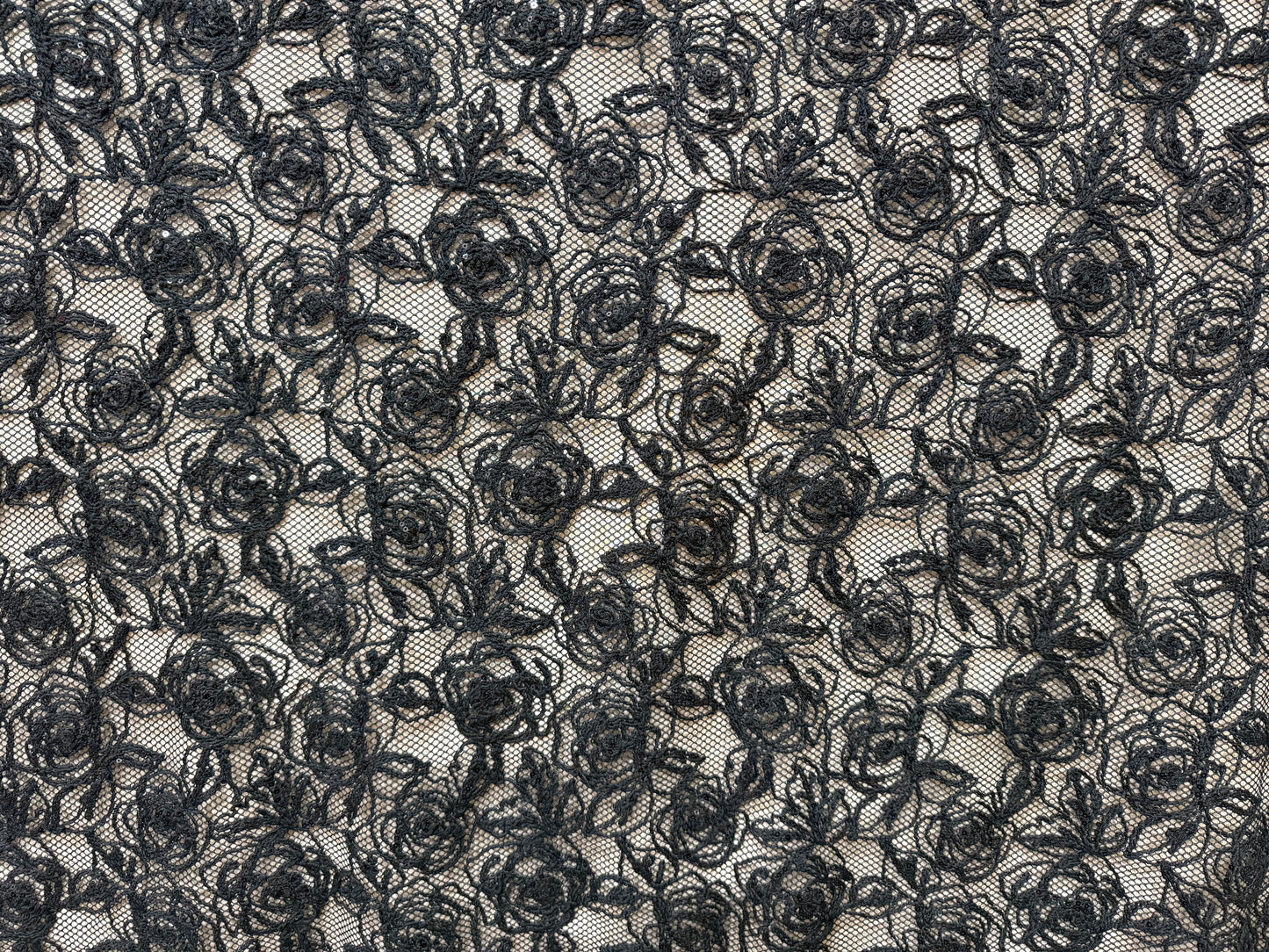 Tela tul floral negra transparente con bordado en relieve
