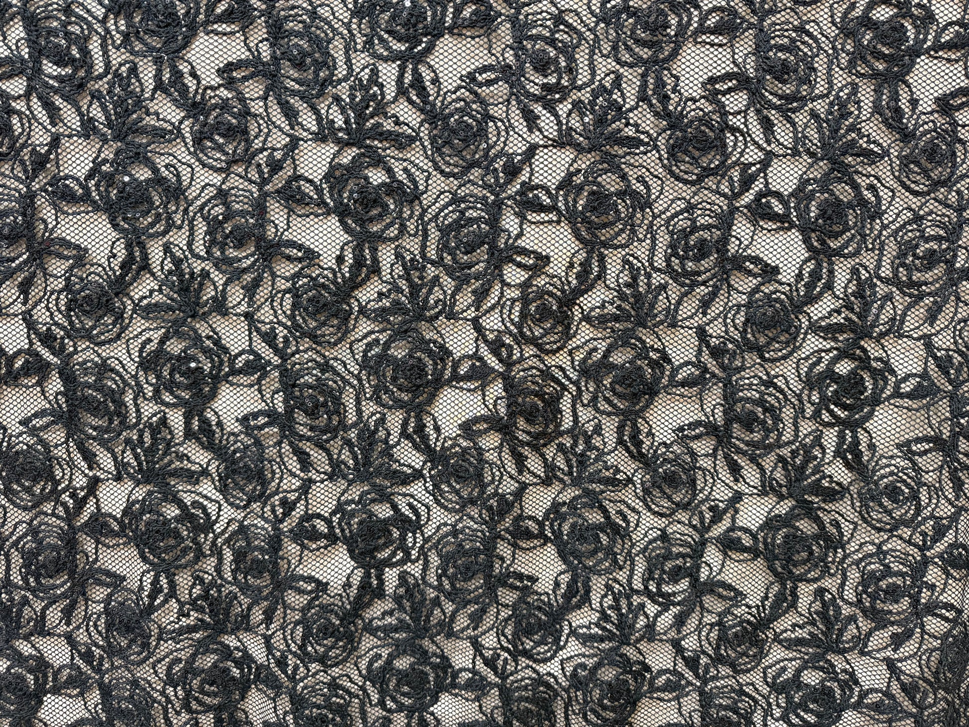 Tela tul floral negra transparente con bordado en relieve