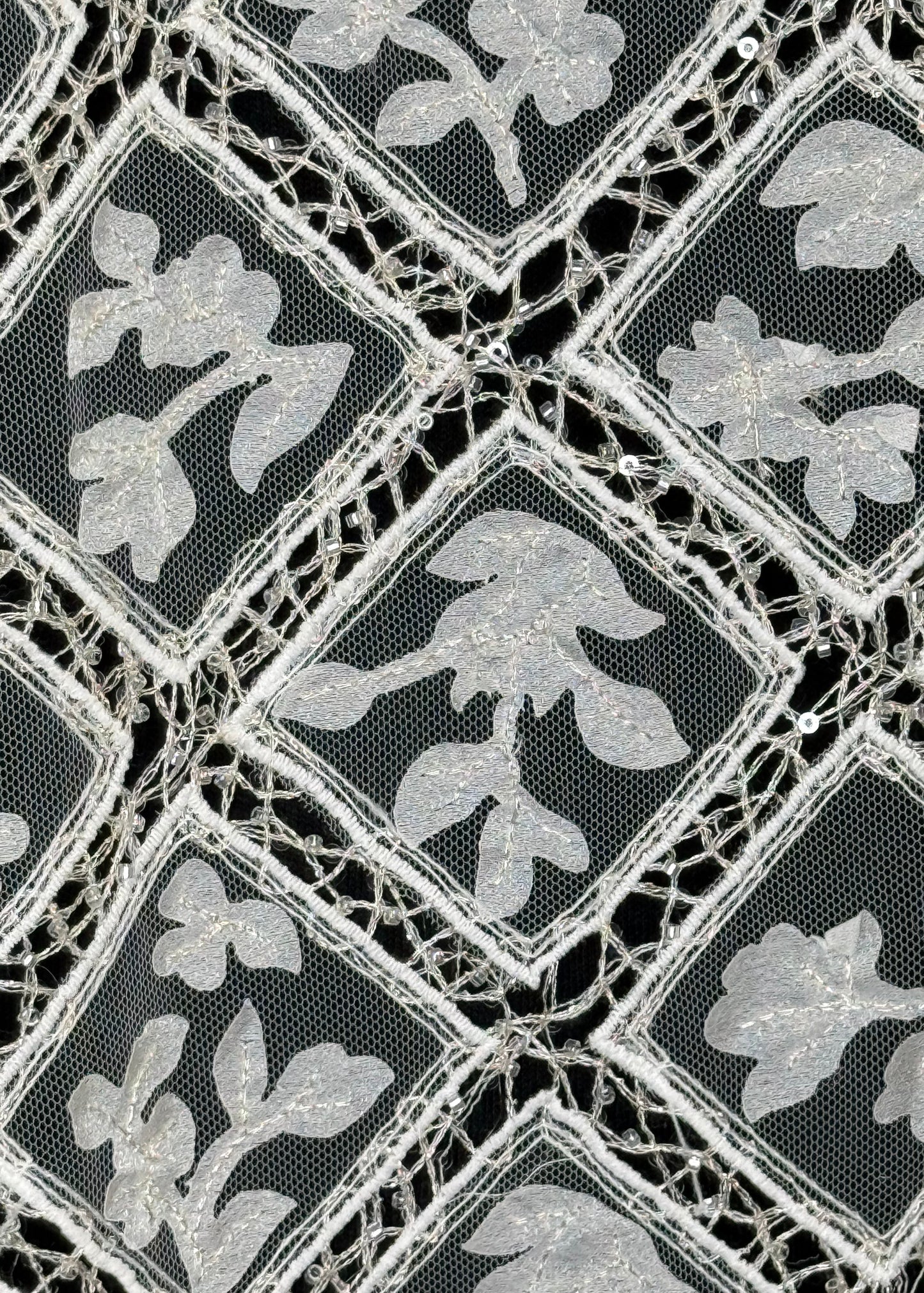 textura de tul bordado con diseño de rombos