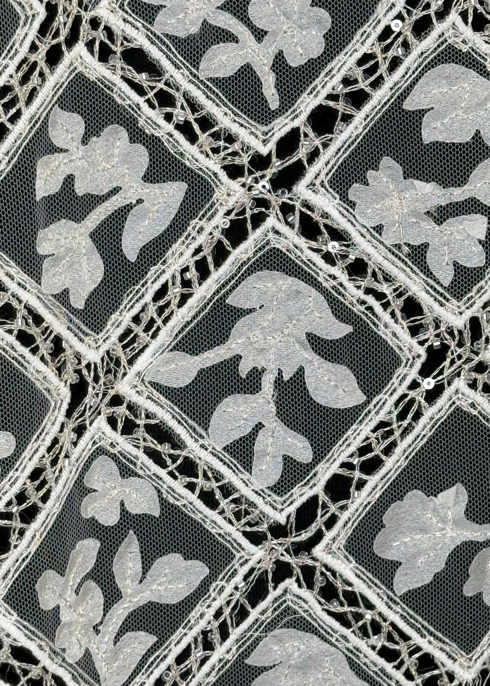 textura de tul bordado con diseño de rombos