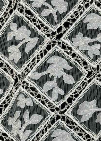 textura de tul bordado con diseño de rombos