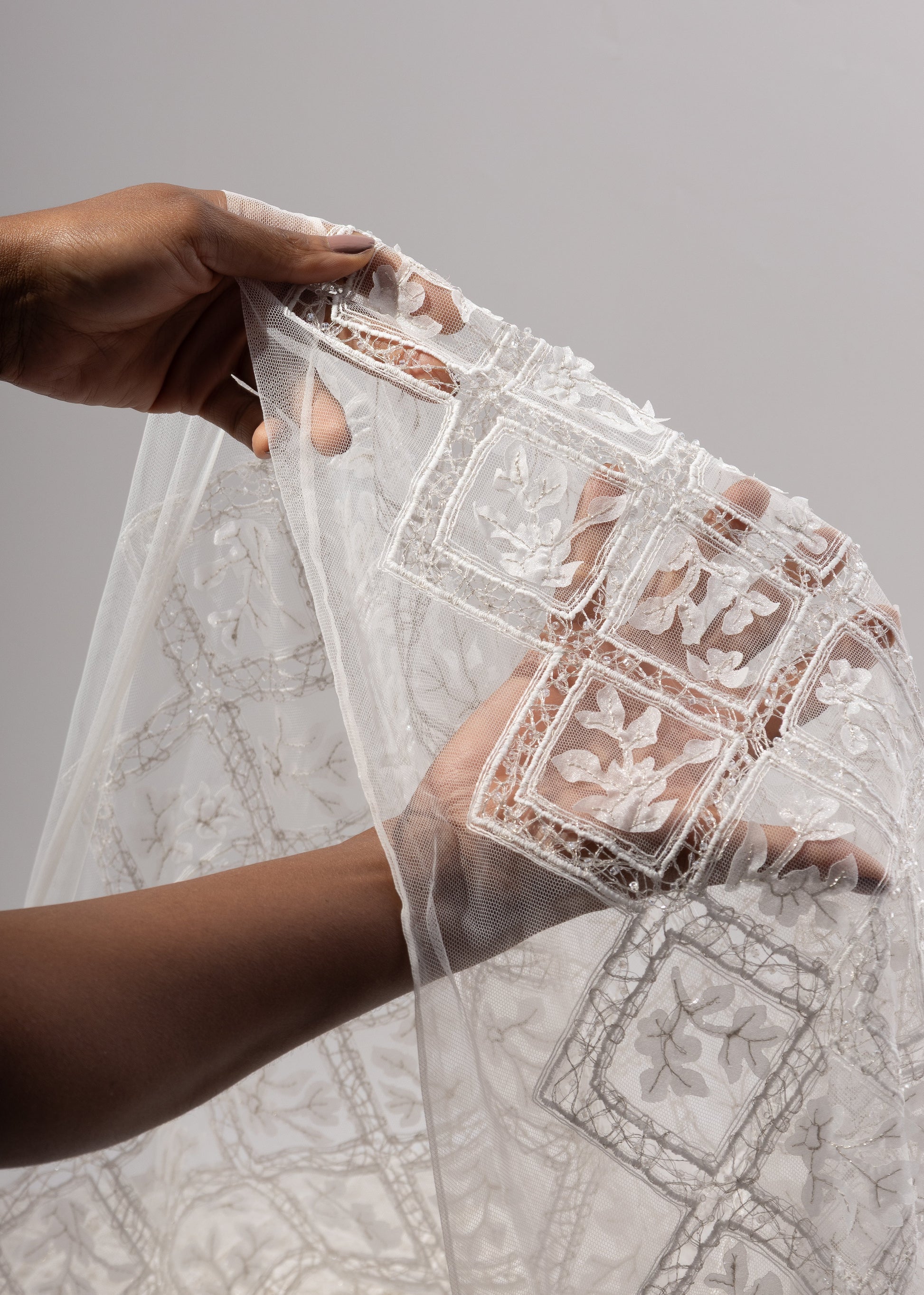 tul bordado 3D blanco con diseño de rombos en relieve