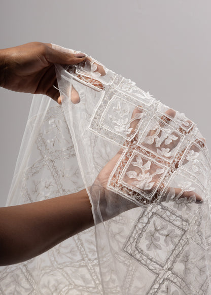 tul bordado 3D blanco con diseño de rombos en relieve