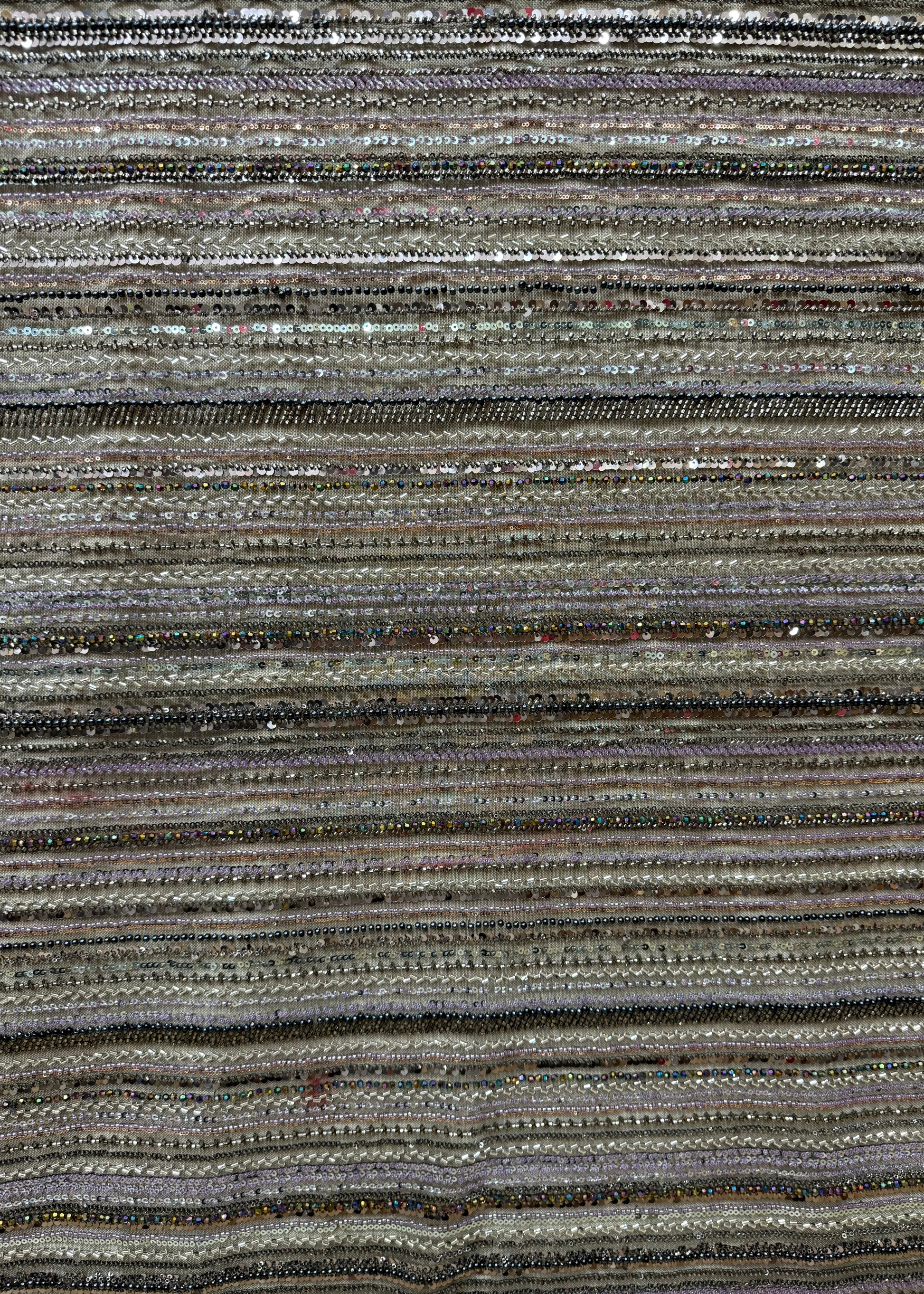 Caída de tela bordada brillante con rayas horizontales