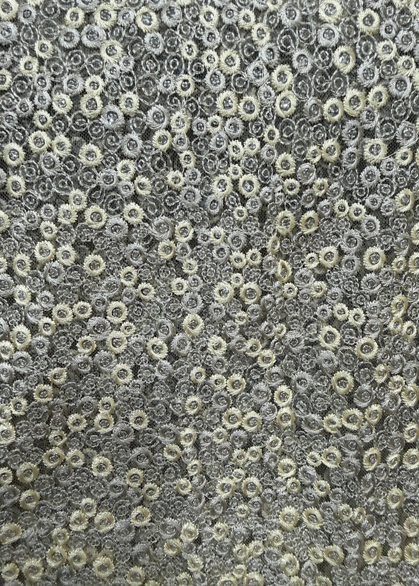 Tul bordado con círculos gris y amarillo sobre base transparente