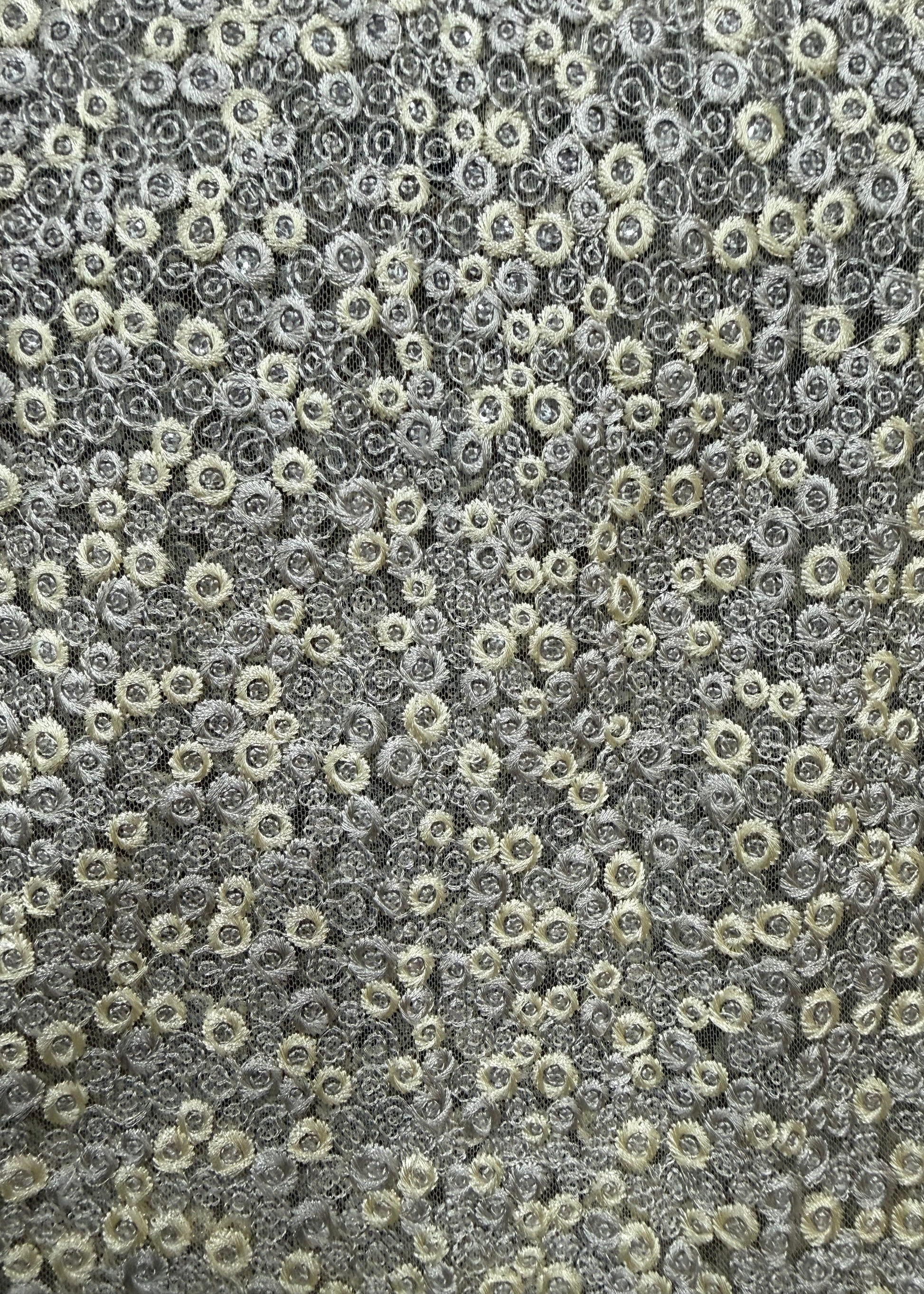 Tul bordado con círculos gris y amarillo sobre base transparente