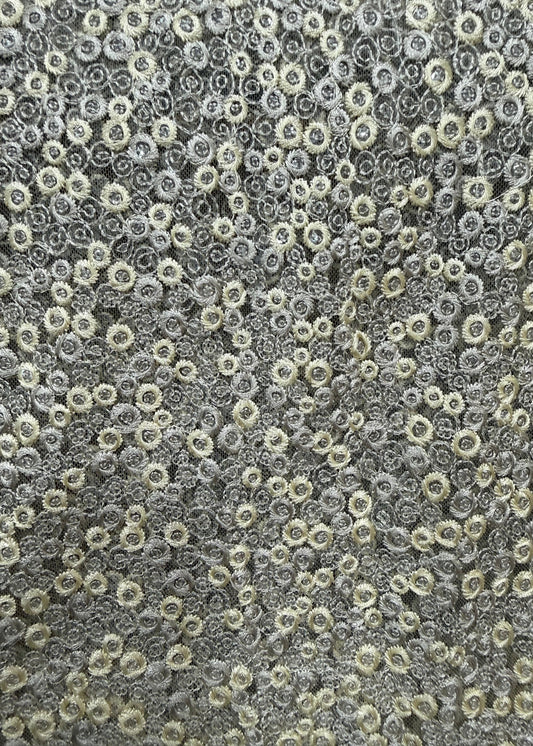 Tul bordado con círculos gris y amarillo sobre base transparente