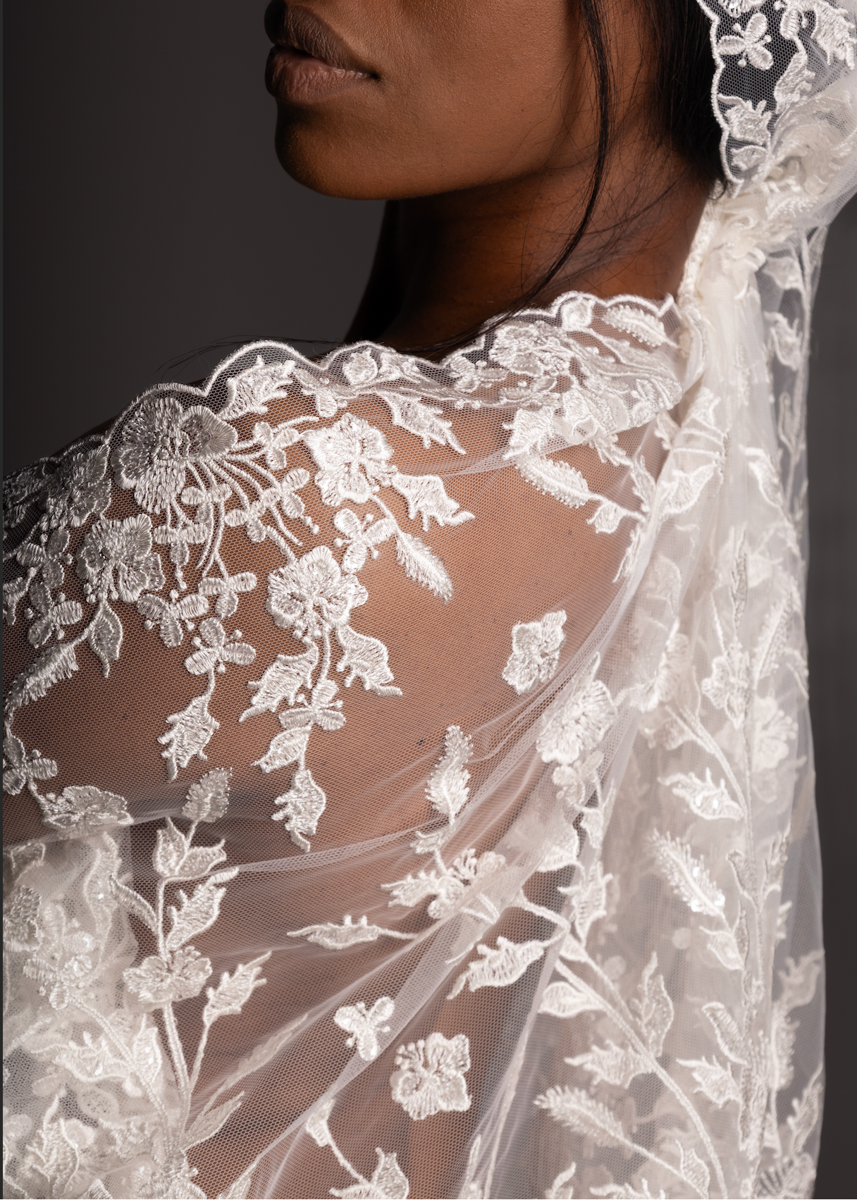 Tul transparente con bordado floral fino