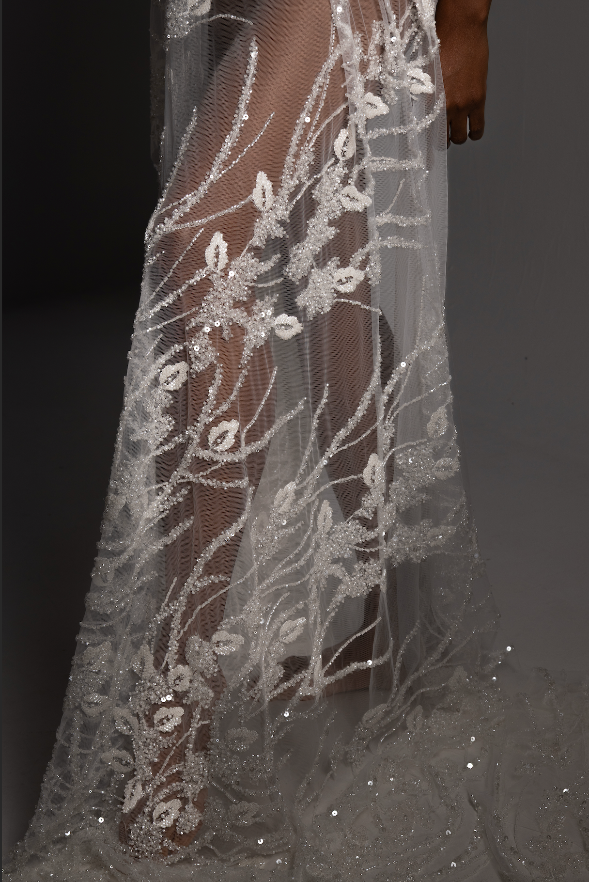 Detalle de bordado con pedrería sobre tul transparente