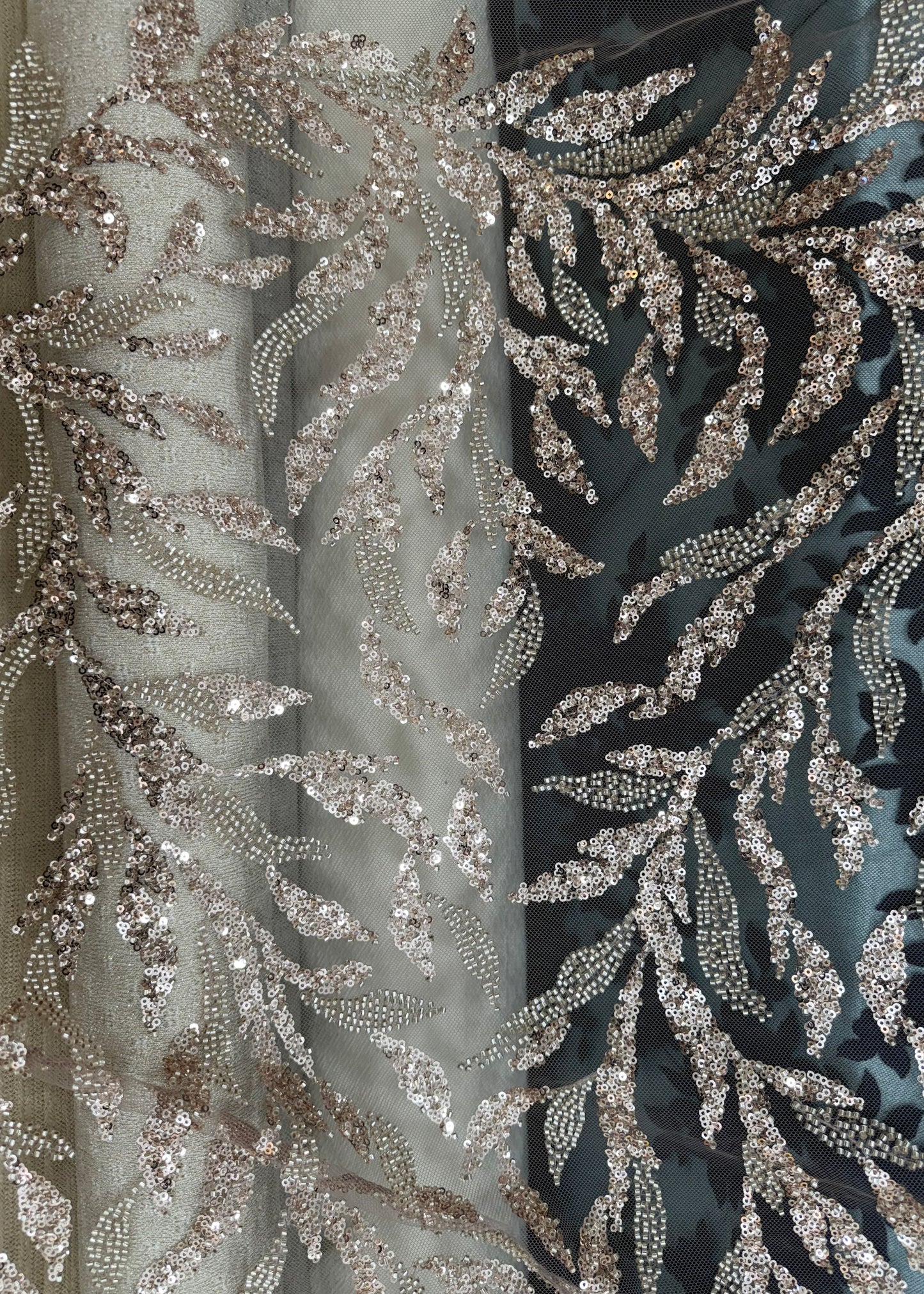 Detalle de tela fantasía con bordado rameado brillante