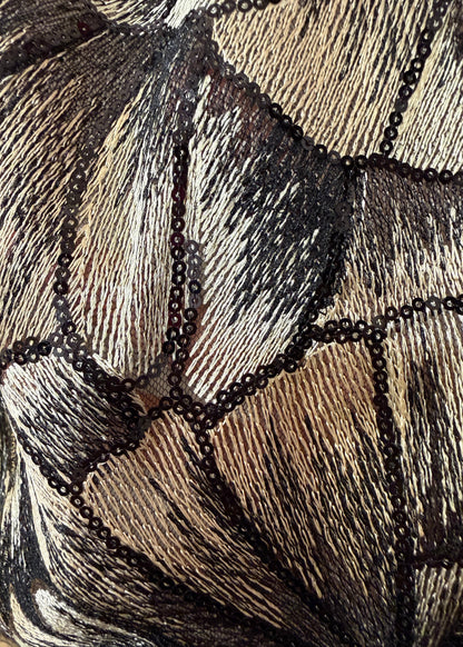 Textura de tul transparente bordado con flores grandes negras