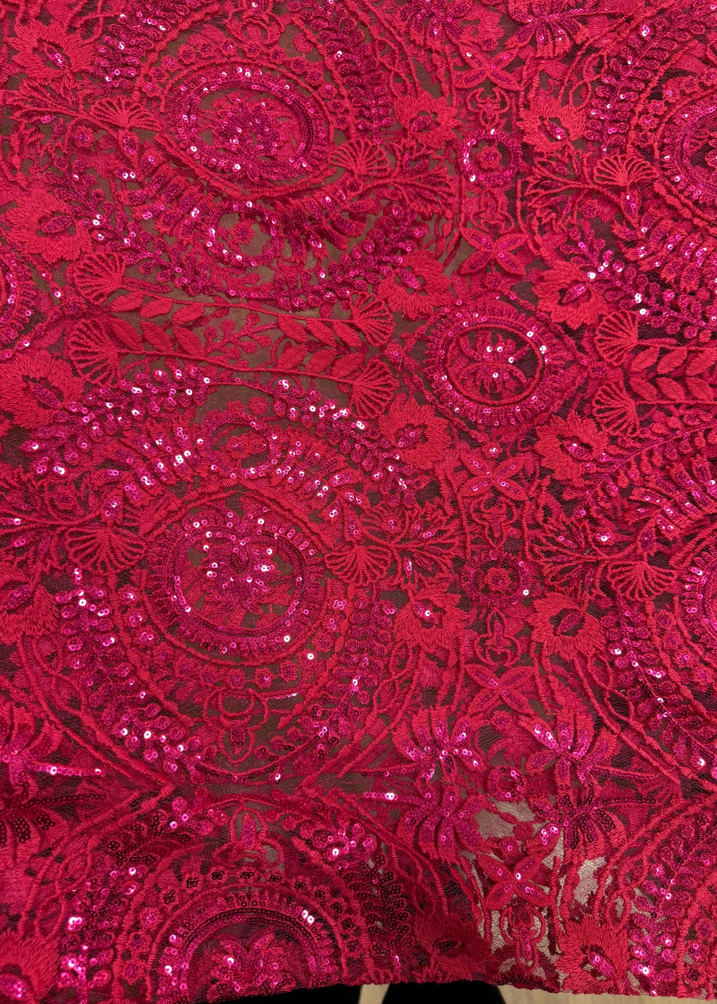 Tul transparente fucsia con bordado denso y brillante