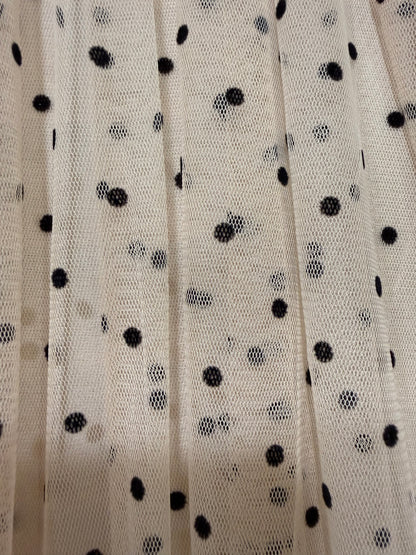 Detalle de tul flocado con puntos negros sobre tul transparente