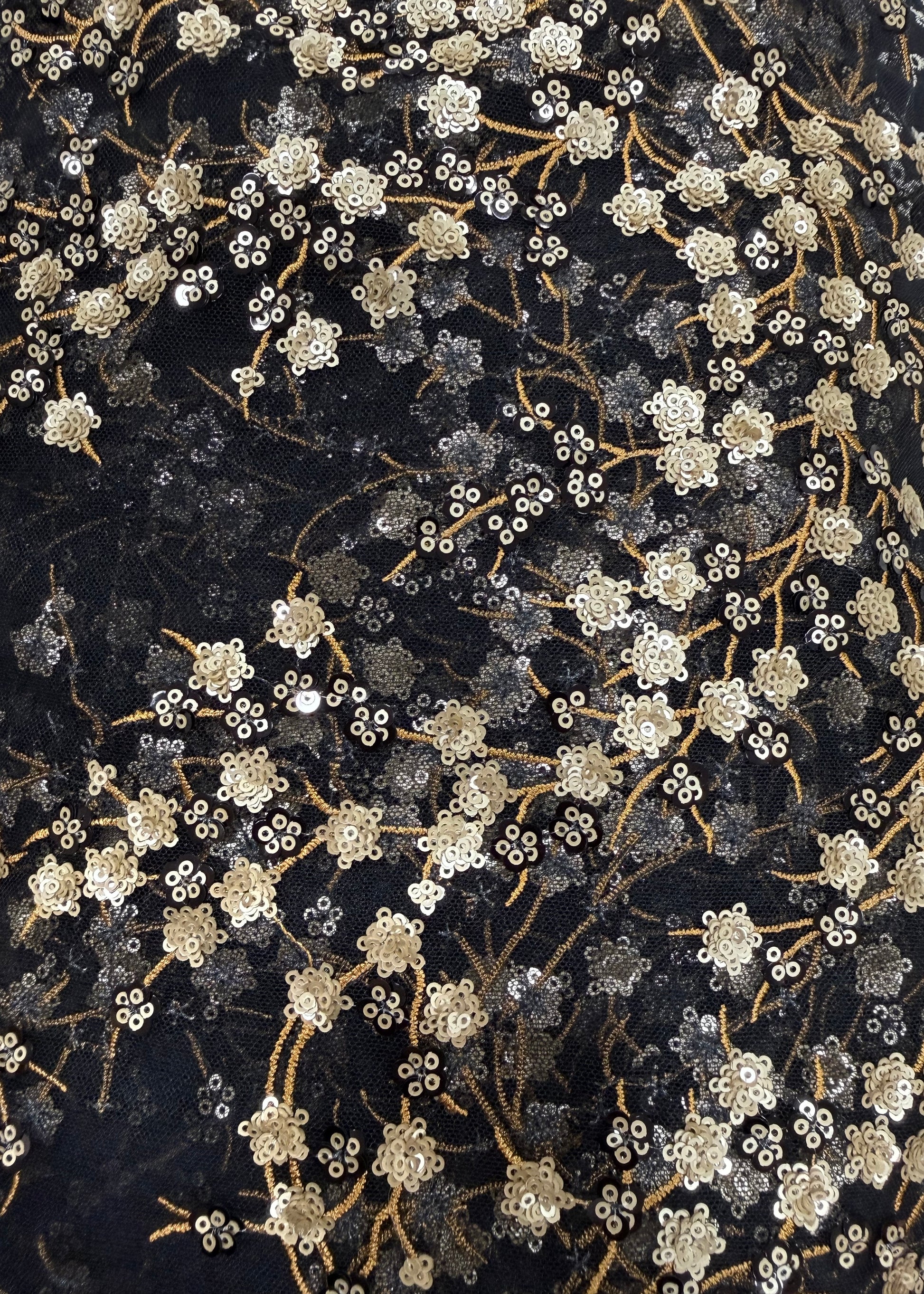 tul-negro-lentejuelas-doradas
