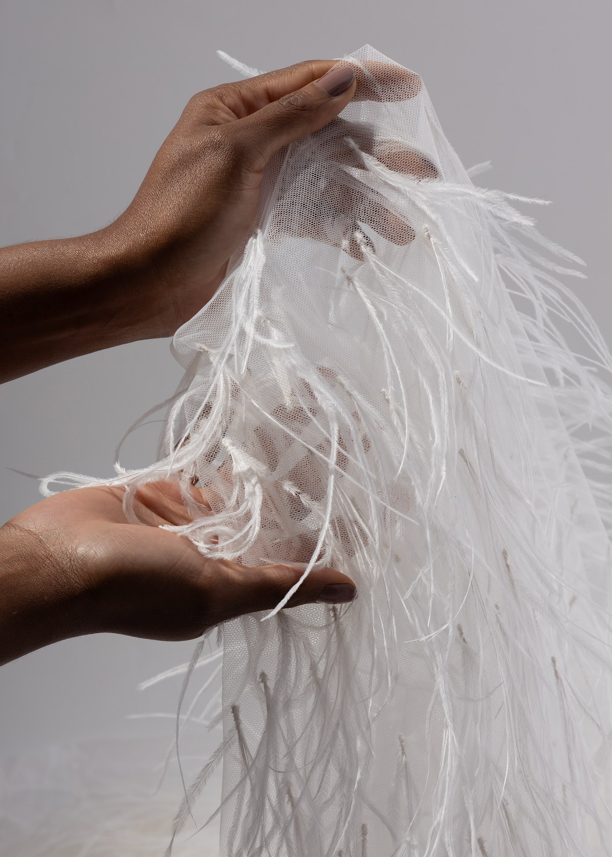 Tul de plumas blanco en movimiento mostrando ligereza y estructura volumétrica
