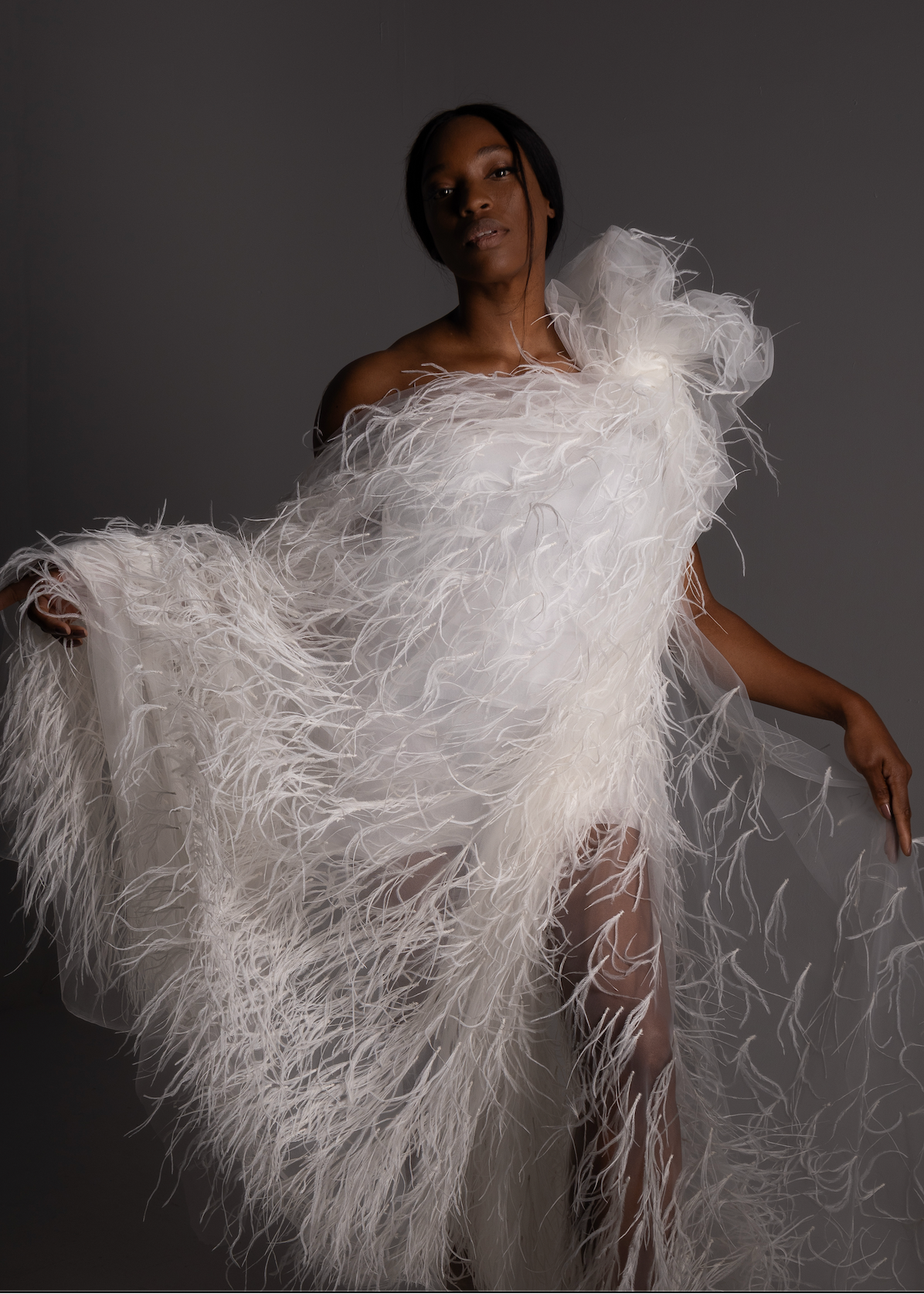 Tela de tul de plumas blanco aplicada en prenda, mostrando volumen, transparencia y movimiento